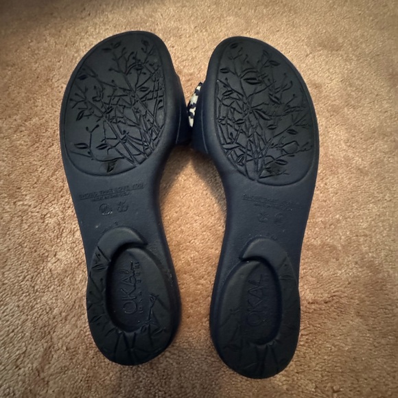 OKA b. NAVY Sandals with White Patterned Bow - Picture 5 of 5